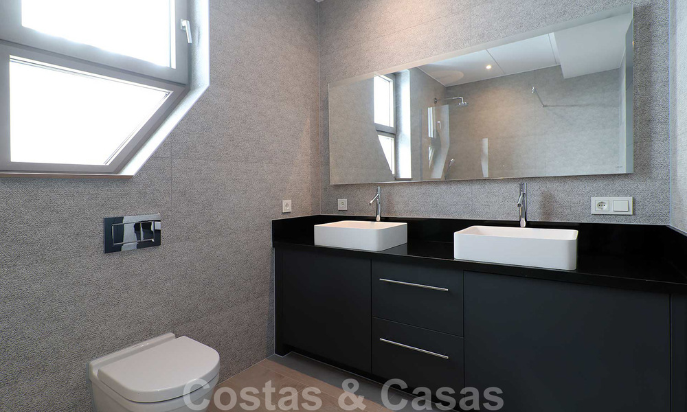 Instapklare moderne villa te koop, op loopafstand van Puerto Banus in Nueva Andalucia, Marbella 28660