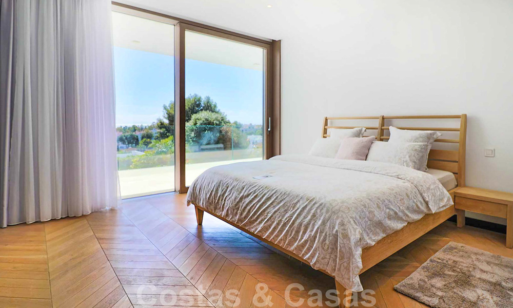 Instapklare moderne villa te koop, op loopafstand van Puerto Banus in Nueva Andalucia, Marbella 28661