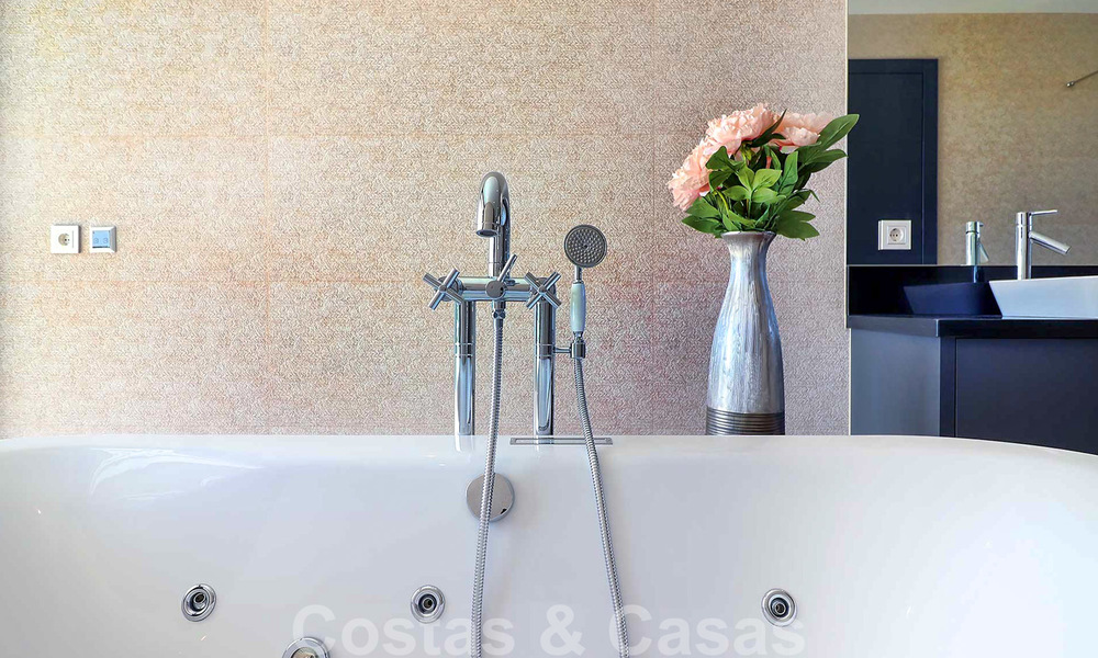 Instapklare moderne villa te koop, op loopafstand van Puerto Banus in Nueva Andalucia, Marbella 28662