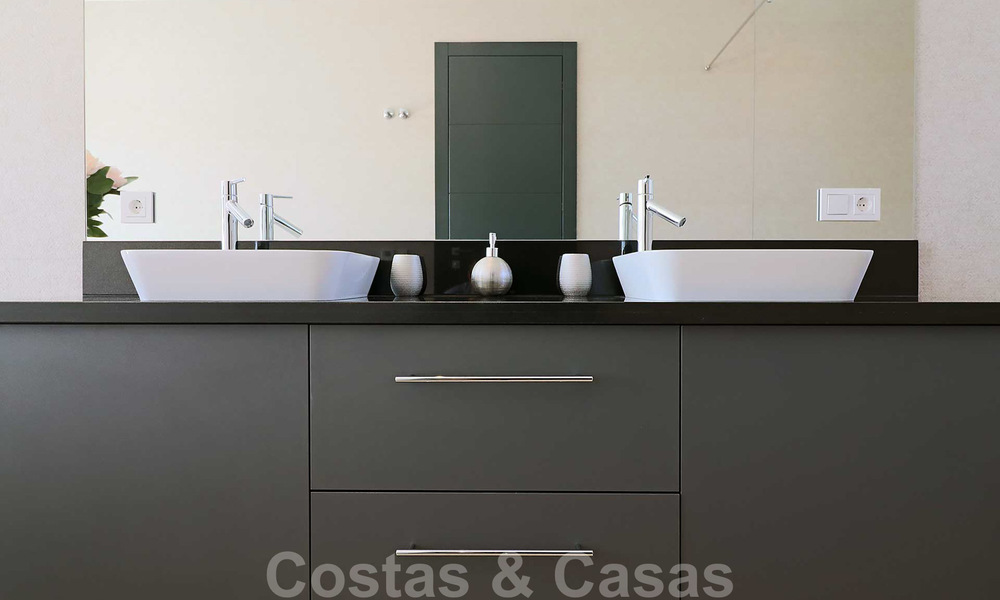 Instapklare moderne villa te koop, op loopafstand van Puerto Banus in Nueva Andalucia, Marbella 28675