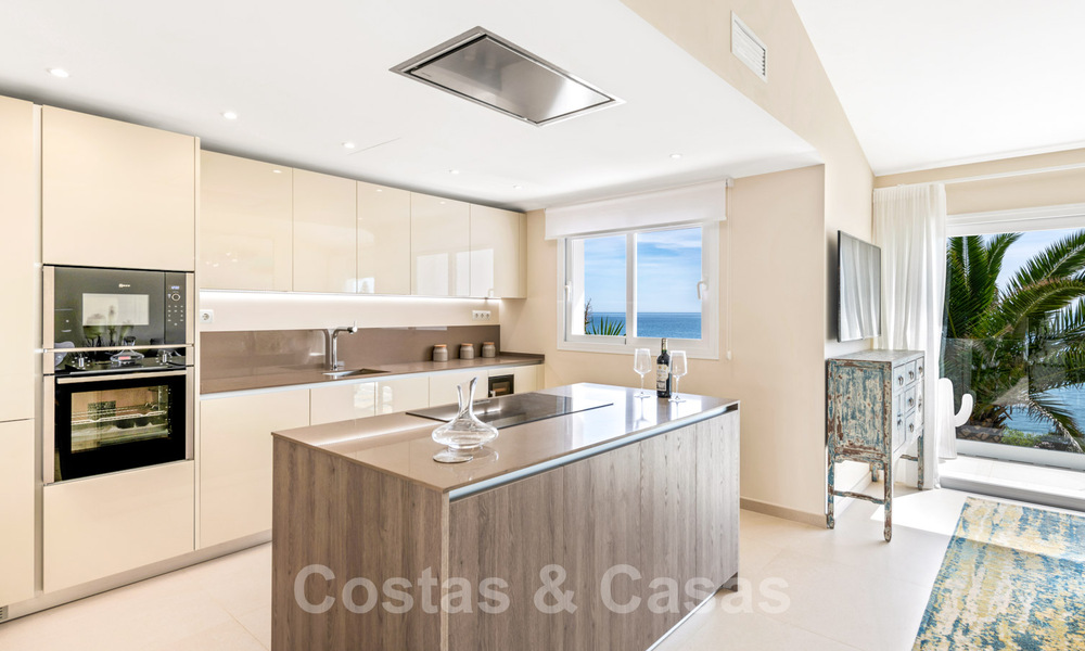 Instapklare, volledig gerenoveerde villa aan het strand met zeezicht te koop in Estepona West 28877