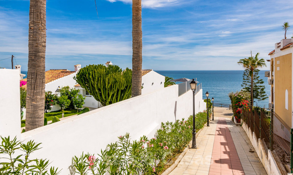 Instapklare, volledig gerenoveerde villa aan het strand met zeezicht te koop in Estepona West 28888