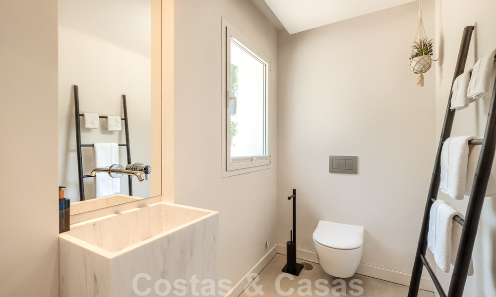 Te koop, eerstelijns golfvilla, smaakvol gerenoveerd in begeerde, rustige buurt in Guadalmina, Marbella 29211