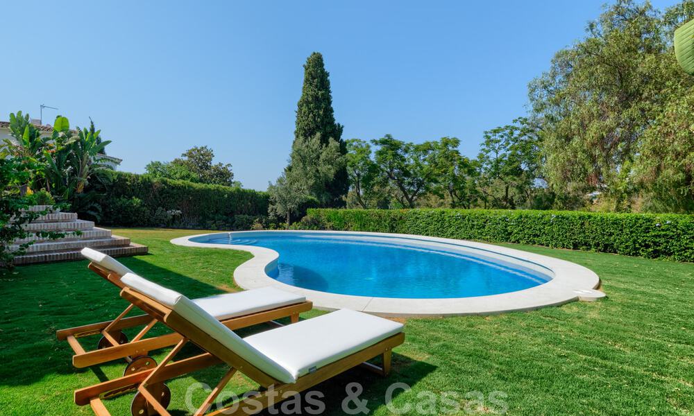 Te koop, eerstelijns golfvilla, smaakvol gerenoveerd in begeerde, rustige buurt in Guadalmina, Marbella 29236