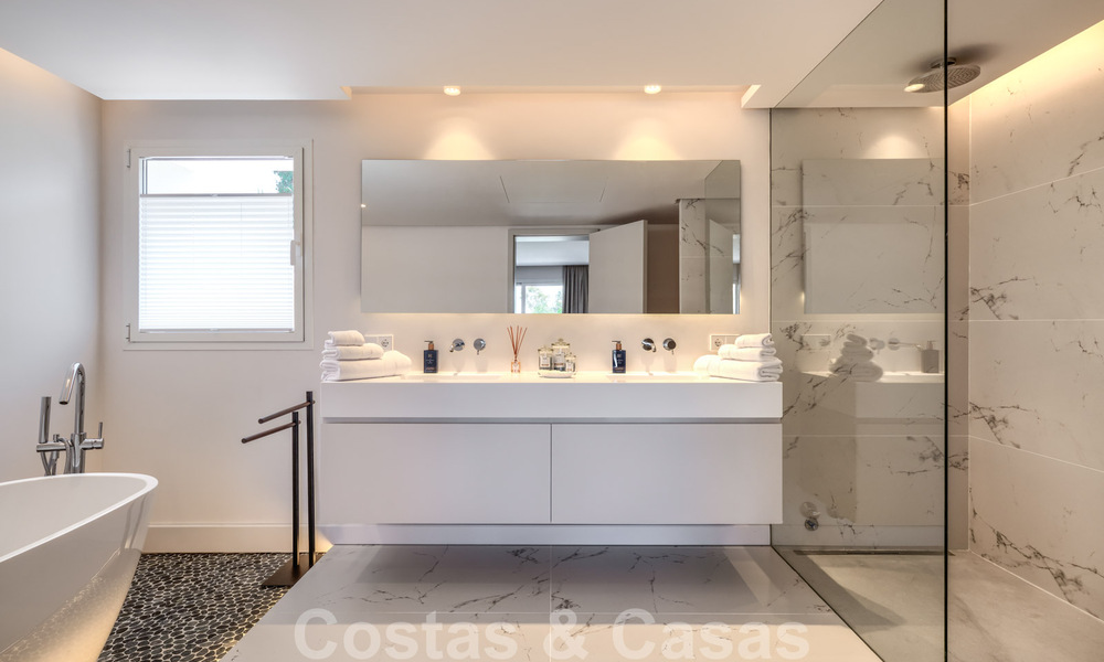 Te koop, eerstelijns golfvilla, smaakvol gerenoveerd in begeerde, rustige buurt in Guadalmina, Marbella 29248