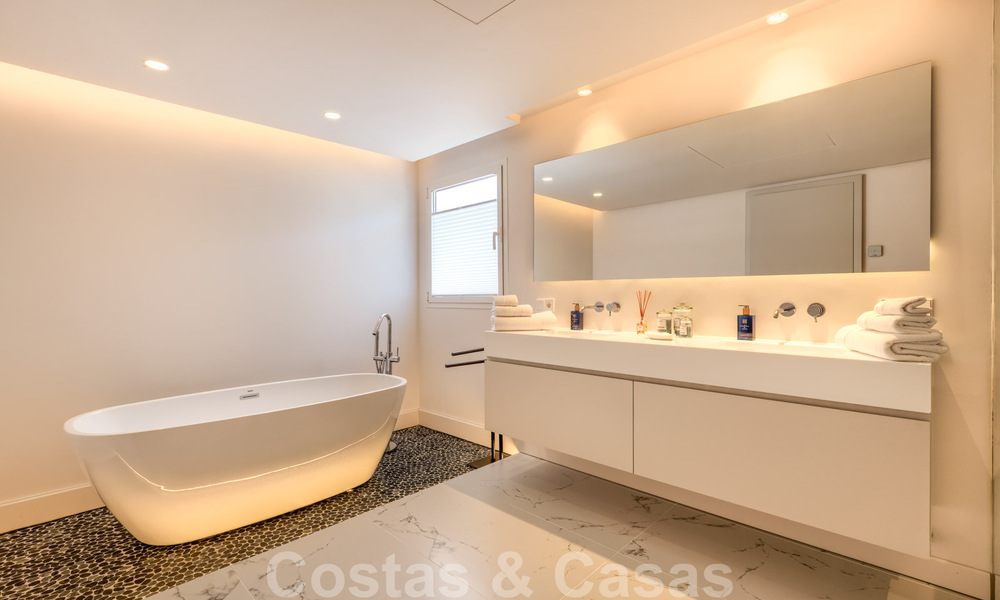 Te koop, eerstelijns golfvilla, smaakvol gerenoveerd in begeerde, rustige buurt in Guadalmina, Marbella 29249