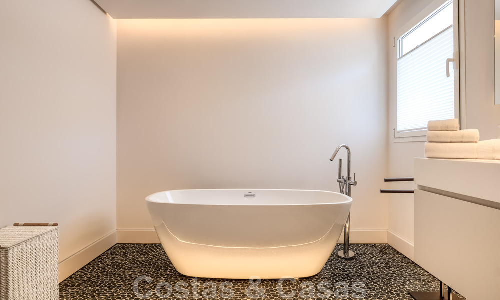 Te koop, eerstelijns golfvilla, smaakvol gerenoveerd in begeerde, rustige buurt in Guadalmina, Marbella 29250