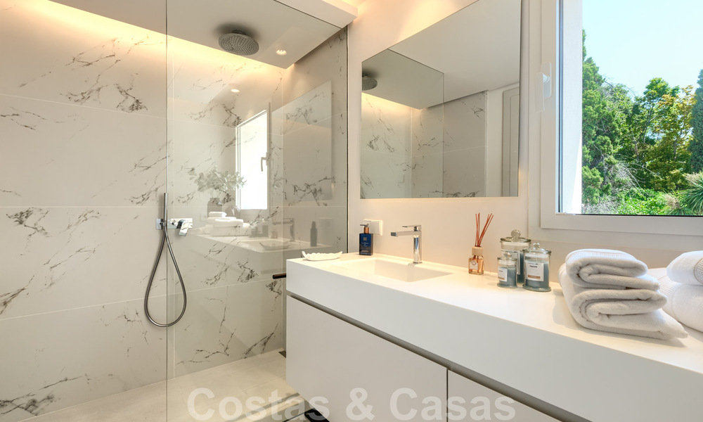 Te koop, eerstelijns golfvilla, smaakvol gerenoveerd in begeerde, rustige buurt in Guadalmina, Marbella 29260