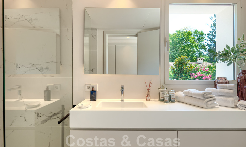 Te koop, eerstelijns golfvilla, smaakvol gerenoveerd in begeerde, rustige buurt in Guadalmina, Marbella 29261