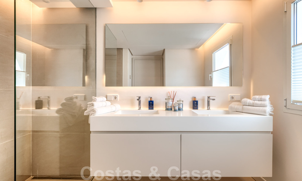 Te koop, eerstelijns golfvilla, smaakvol gerenoveerd in begeerde, rustige buurt in Guadalmina, Marbella 29270