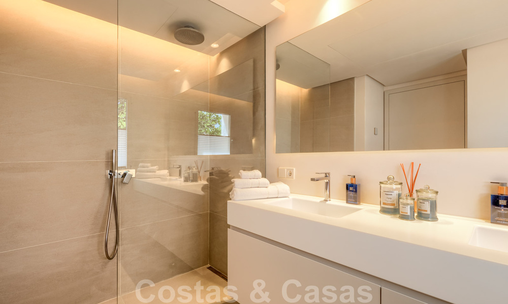 Te koop, eerstelijns golfvilla, smaakvol gerenoveerd in begeerde, rustige buurt in Guadalmina, Marbella 29271