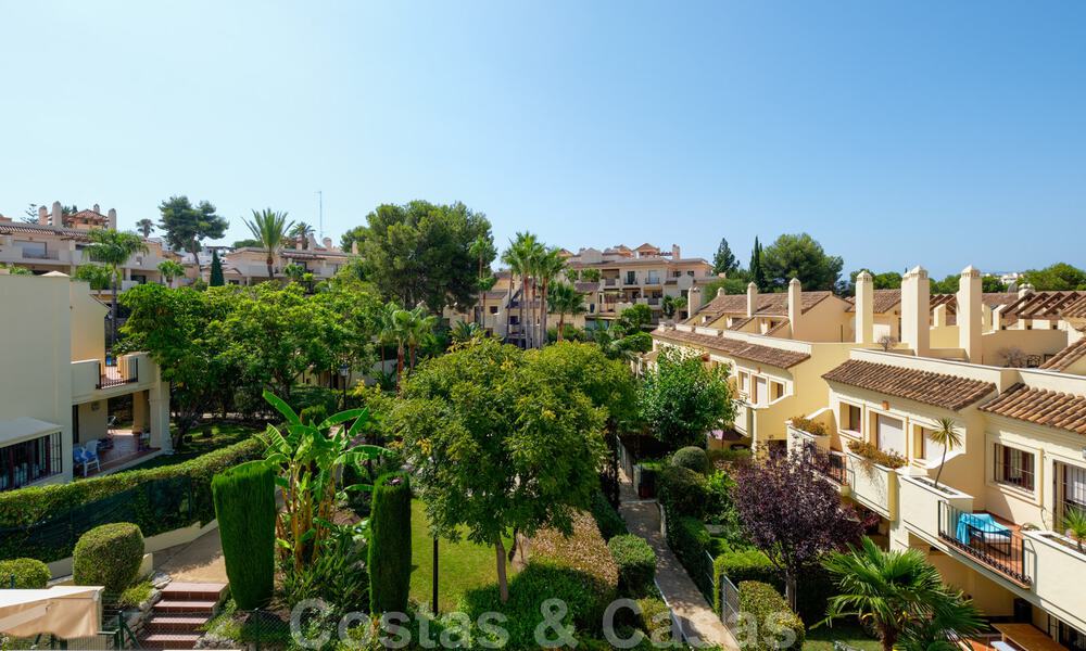 Appartementen en rijhuizen te koop op loopafstand van voorzieningen en Puerto Banus in Nueva Andalucia, Marbella 29280