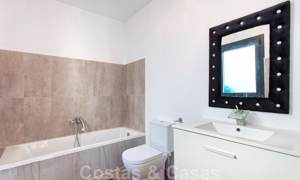 Te koop, gerenoveerde villa met een interieur in hedendaagse stijl op de New Golden Mile, Marbella - Estepona 29371