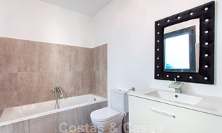 Te koop, gerenoveerde villa met een interieur in hedendaagse stijl op de New Golden Mile, Marbella - Estepona 29371 