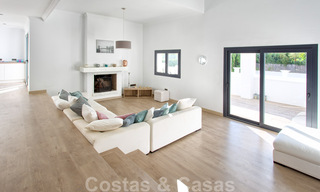 Te koop, gerenoveerde villa met een interieur in hedendaagse stijl op de New Golden Mile, Marbella - Estepona 29378 