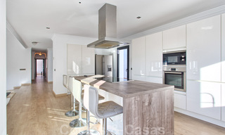 Te koop, gerenoveerde villa met een interieur in hedendaagse stijl op de New Golden Mile, Marbella - Estepona 29381 