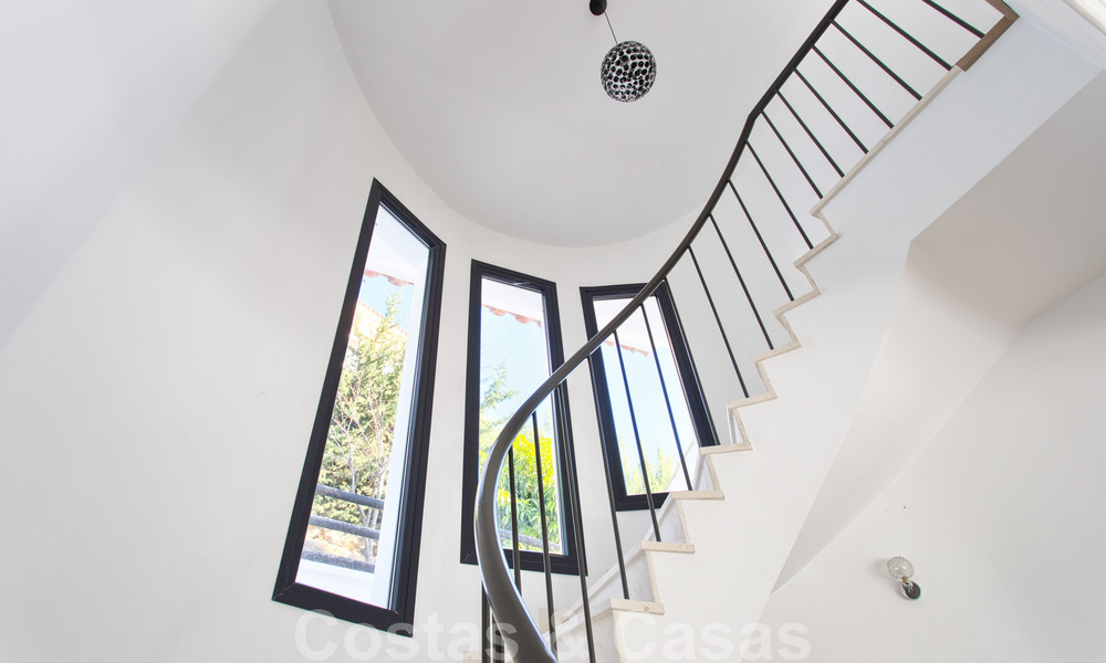 Te koop, gerenoveerde villa met een interieur in hedendaagse stijl op de New Golden Mile, Marbella - Estepona 29383
