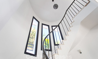 Te koop, gerenoveerde villa met een interieur in hedendaagse stijl op de New Golden Mile, Marbella - Estepona 29383 