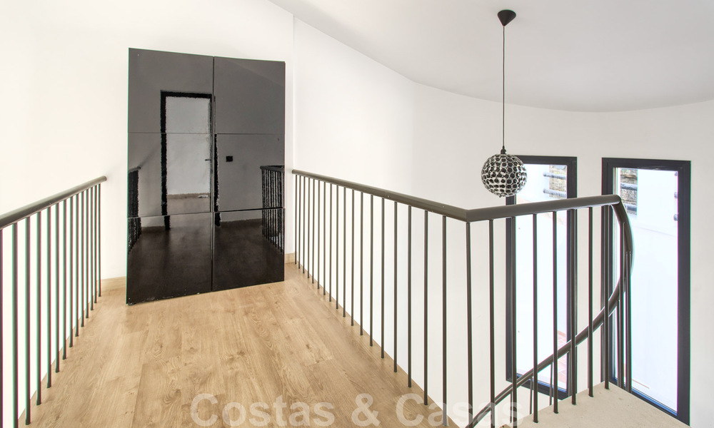 Te koop, gerenoveerde villa met een interieur in hedendaagse stijl op de New Golden Mile, Marbella - Estepona 29384