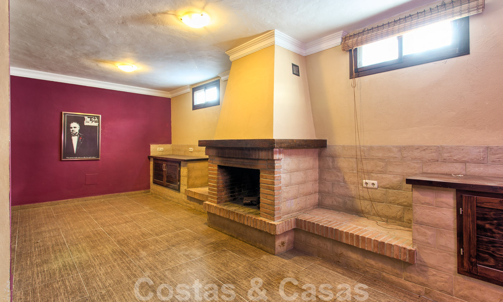 Te koop, gerenoveerde villa met een interieur in hedendaagse stijl op de New Golden Mile, Marbella - Estepona 29390