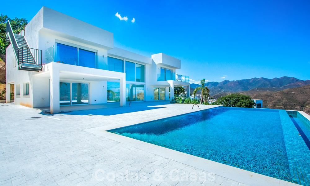 Moderne nieuwbouw villa met panoramisch berg- en zeezicht te koop in de heuvels van Marbella Oost. Bijna klaar. 57678