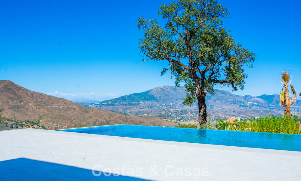 Moderne nieuwbouw villa met panoramisch berg- en zeezicht te koop in de heuvels van Marbella Oost. Bijna klaar. 57680