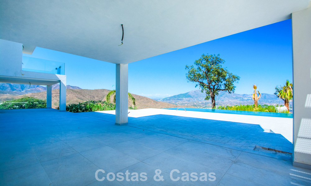 Moderne nieuwbouw villa met panoramisch berg- en zeezicht te koop in de heuvels van Marbella Oost. Bijna klaar. 57681