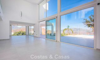 Moderne nieuwbouw villa met panoramisch berg- en zeezicht te koop in de heuvels van Marbella Oost. Bijna klaar. 57684 