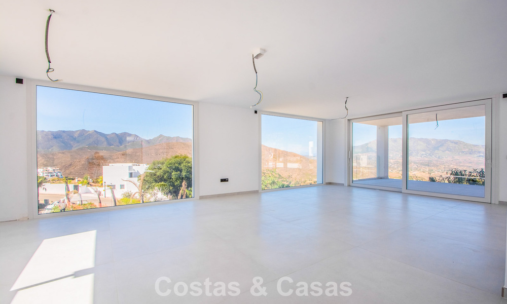 Moderne nieuwbouw villa met panoramisch berg- en zeezicht te koop in de heuvels van Marbella Oost. Bijna klaar. 57686