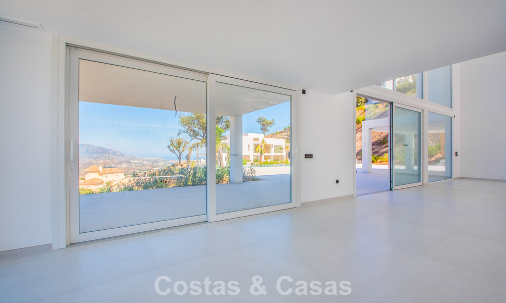 Moderne nieuwbouw villa met panoramisch berg- en zeezicht te koop in de heuvels van Marbella Oost. Bijna klaar. 57687