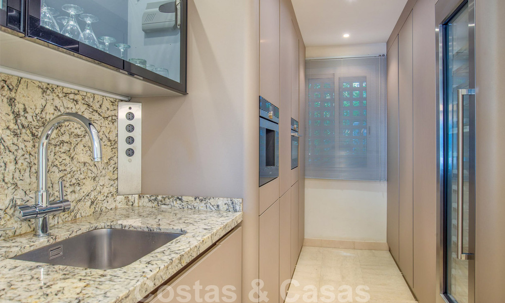 Ruim luxe hoekappartement te koop in eerstelijnstrand complex op loopafstand van Estepona centrum 29670