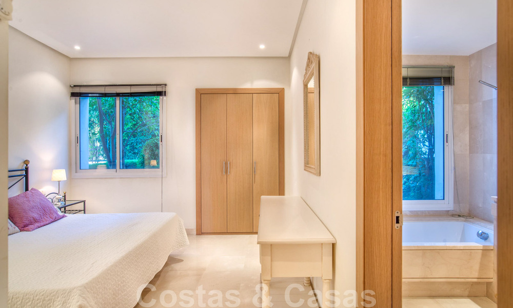 Ruim luxe hoekappartement te koop in eerstelijnstrand complex op loopafstand van Estepona centrum 29672