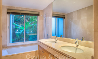 Ruim luxe hoekappartement te koop in eerstelijnstrand complex op loopafstand van Estepona centrum 29673 