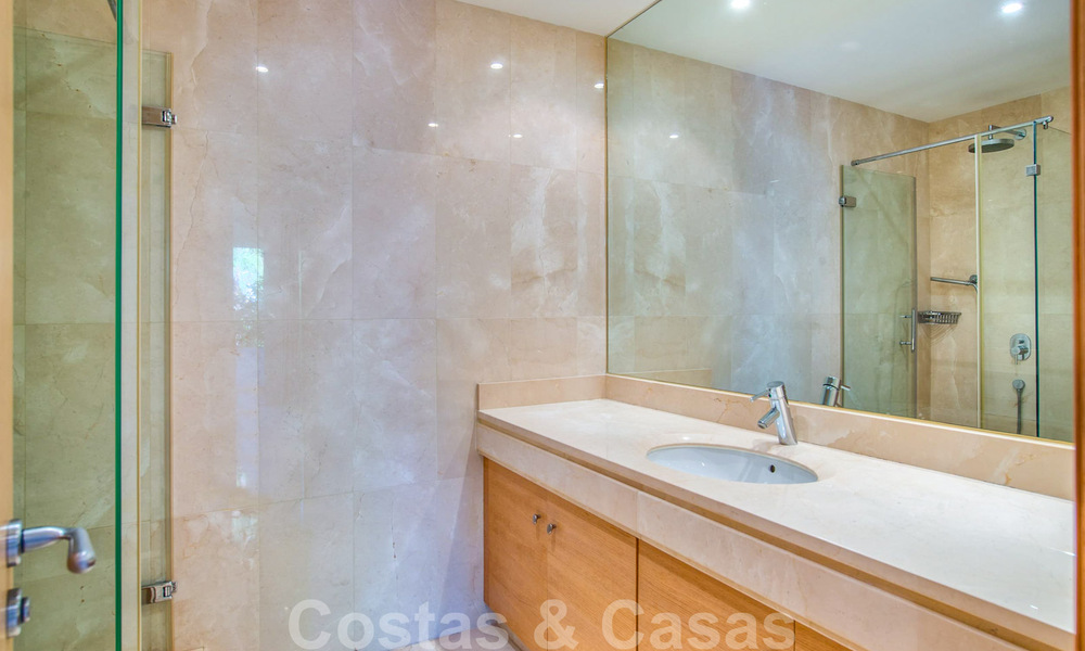 Ruim luxe hoekappartement te koop in eerstelijnstrand complex op loopafstand van Estepona centrum 29675