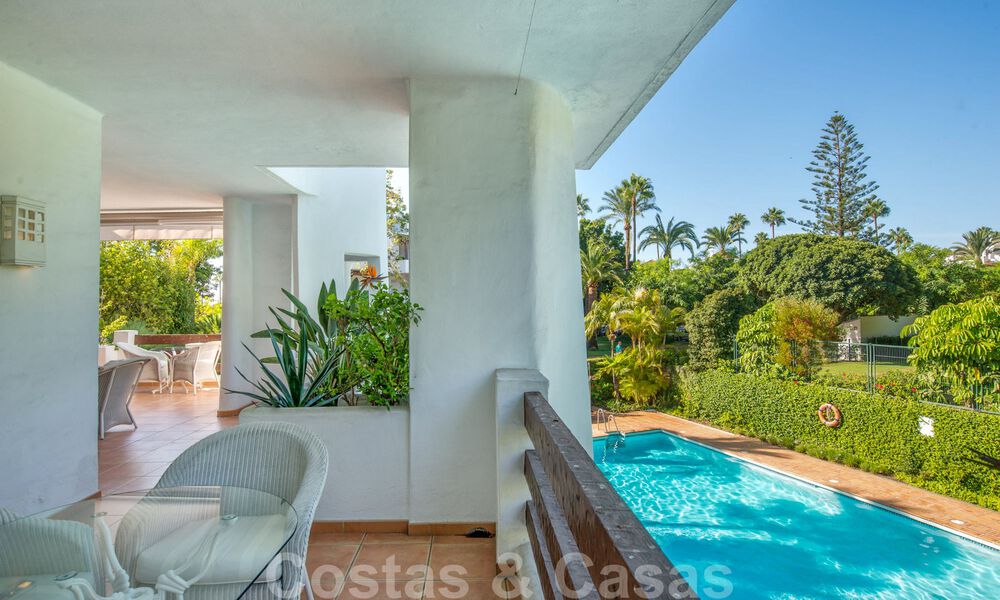 Ruim luxe hoekappartement te koop in eerstelijnstrand complex op loopafstand van Estepona centrum 29680