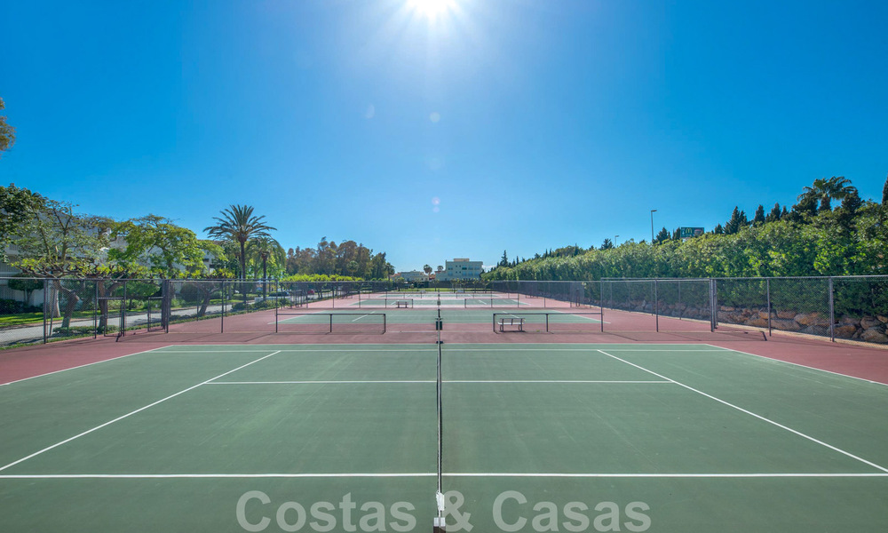 Ruim luxe hoekappartement te koop in eerstelijnstrand complex op loopafstand van Estepona centrum 29681