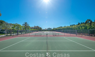 Ruim luxe hoekappartement te koop in eerstelijnstrand complex op loopafstand van Estepona centrum 29681 