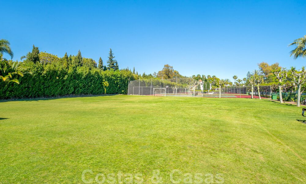 Ruim luxe hoekappartement te koop in eerstelijnstrand complex op loopafstand van Estepona centrum 29683