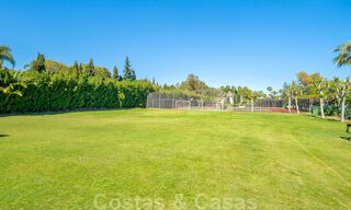 Ruim luxe hoekappartement te koop in eerstelijnstrand complex op loopafstand van Estepona centrum 29683 