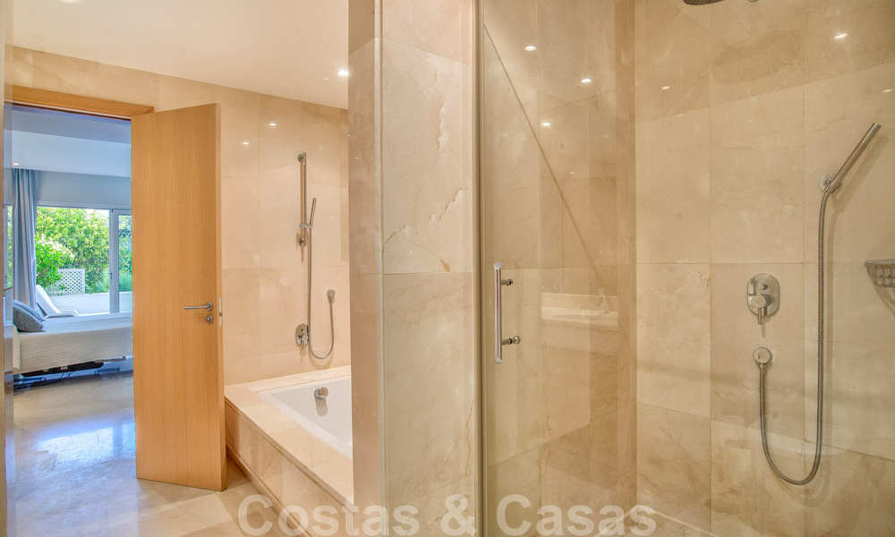 Ruim luxe hoekappartement te koop in eerstelijnstrand complex op loopafstand van Estepona centrum 29687