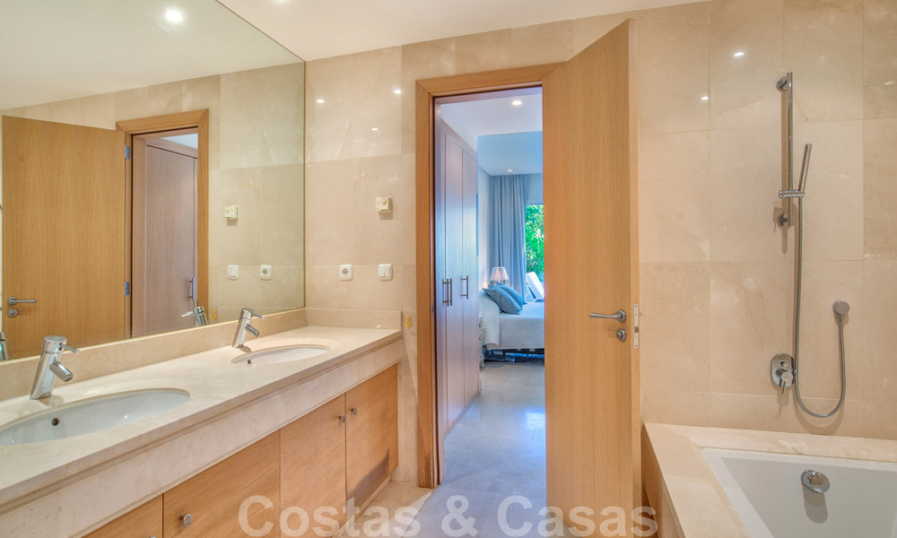 Ruim luxe hoekappartement te koop in eerstelijnstrand complex op loopafstand van Estepona centrum 29688