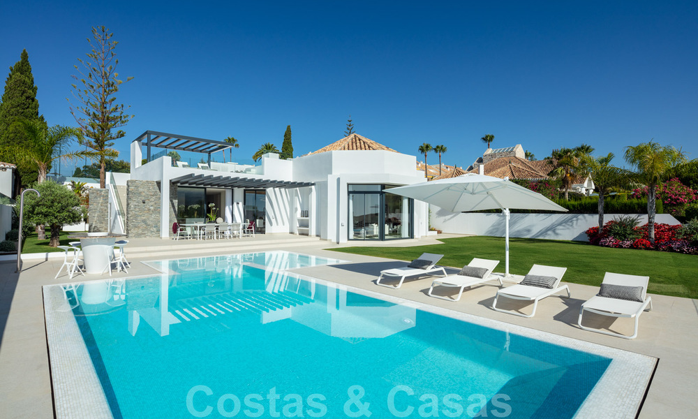 Elegant gerenoveerde villa in Aloha, Nueva Andalucia, Marbella. Eerstelijn golf op een verhoogde positie met prachtig uitzicht. 29928