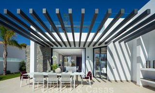 Elegant gerenoveerde villa in Aloha, Nueva Andalucia, Marbella. Eerstelijn golf op een verhoogde positie met prachtig uitzicht. 29933 