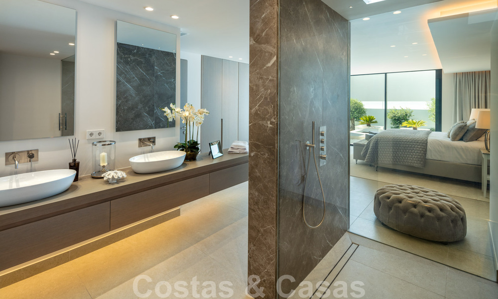 Elegant gerenoveerde villa in Aloha, Nueva Andalucia, Marbella. Eerstelijn golf op een verhoogde positie met prachtig uitzicht. 29936