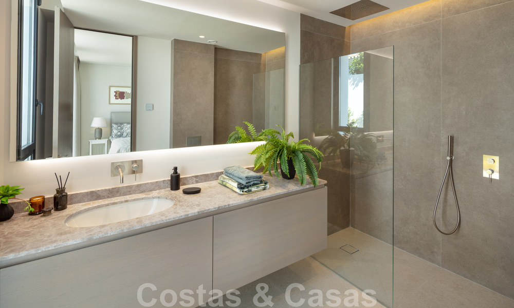 Elegant gerenoveerde villa in Aloha, Nueva Andalucia, Marbella. Eerstelijn golf op een verhoogde positie met prachtig uitzicht. 29939