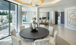 Elegant gerenoveerde villa in Aloha, Nueva Andalucia, Marbella. Eerstelijn golf op een verhoogde positie met prachtig uitzicht. 29944 