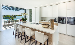 Elegant gerenoveerde villa in Aloha, Nueva Andalucia, Marbella. Eerstelijn golf op een verhoogde positie met prachtig uitzicht. 29945 