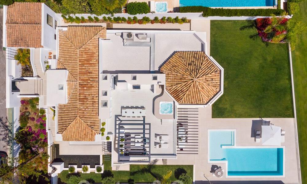 Elegant gerenoveerde villa in Aloha, Nueva Andalucia, Marbella. Eerstelijn golf op een verhoogde positie met prachtig uitzicht. 29951