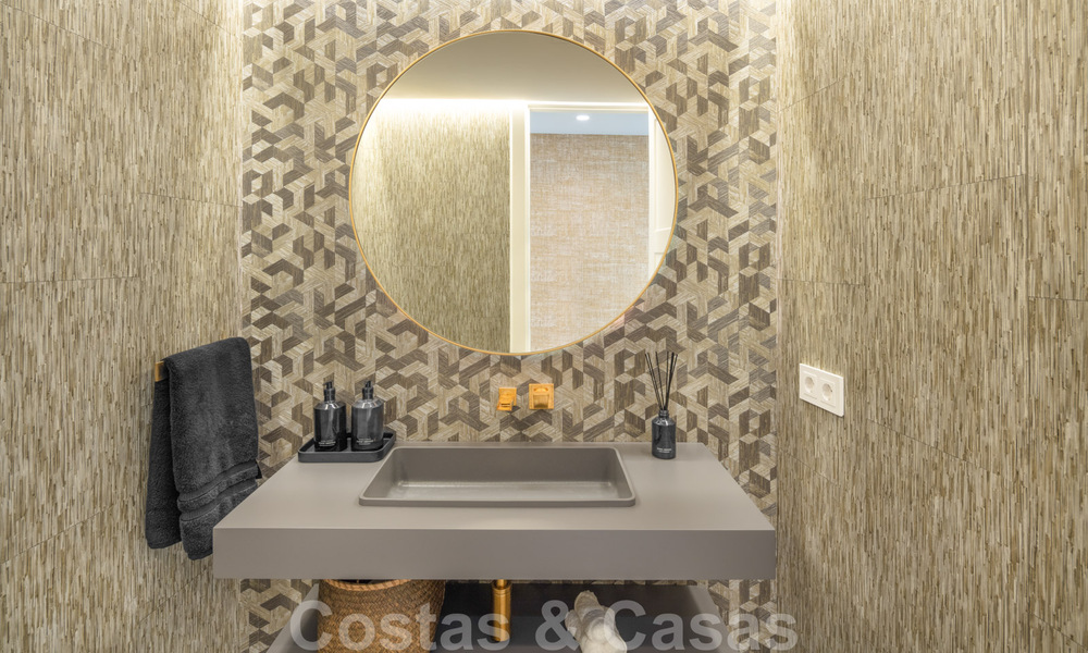 Elegant gerenoveerde eerstelijnsgolf villa te koop in het hart van de Golfvallei in Nueva Andalucia, Marbella 30021