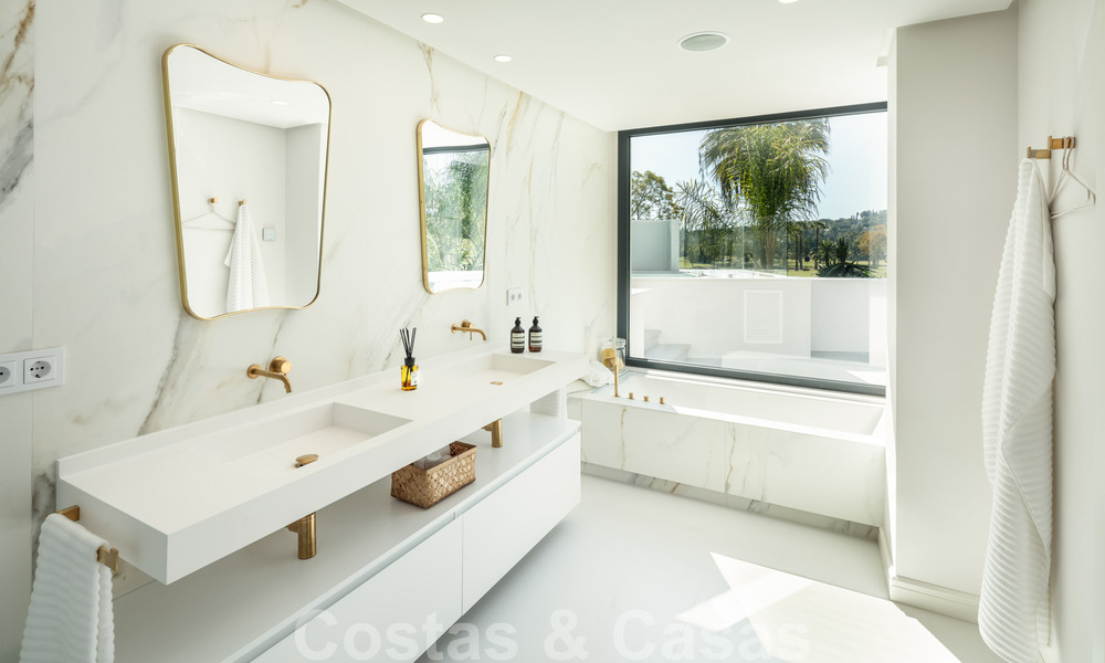 Elegant gerenoveerde eerstelijnsgolf villa te koop in het hart van de Golfvallei in Nueva Andalucia, Marbella 30025